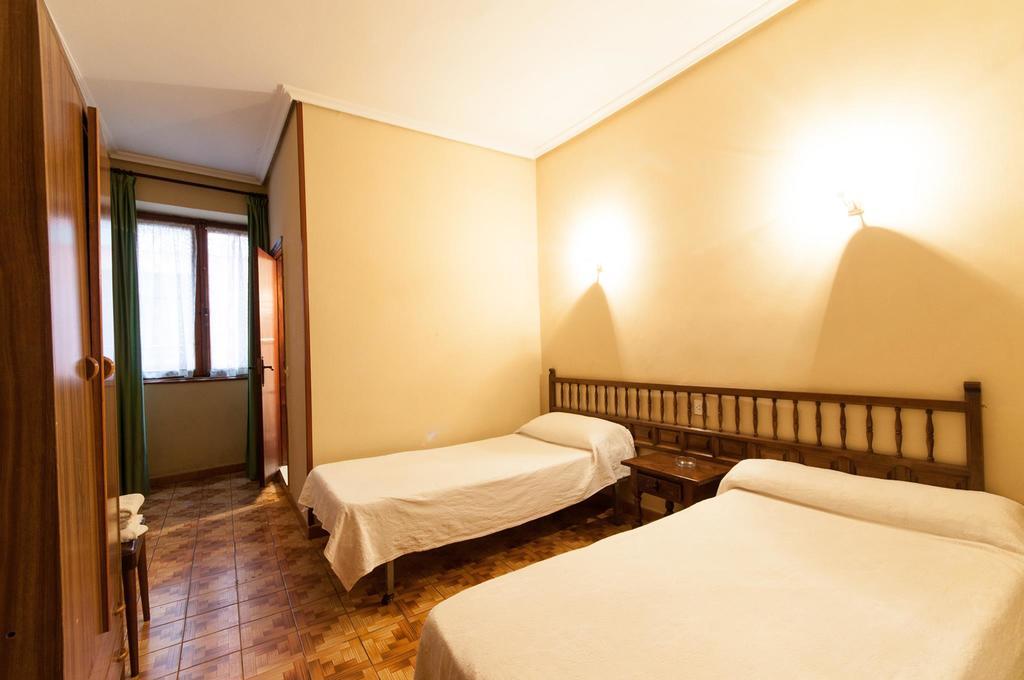Pension Iberia Llanes Buitenkant foto